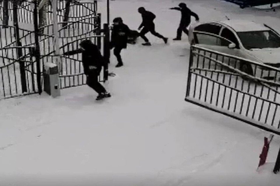    В Новосибирске задержали банду в черных масках, похитивших человека. Фото: "АСТ-54"