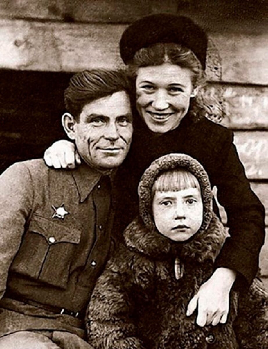     Инна Чурикова с родителями