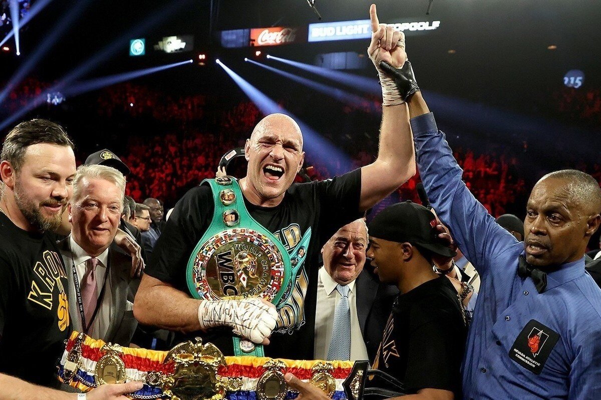 Британский чемпион мира в супертяжелом весе по версии (WBC) - Тайсон Фьюри по прозвищу "Цыганский король"