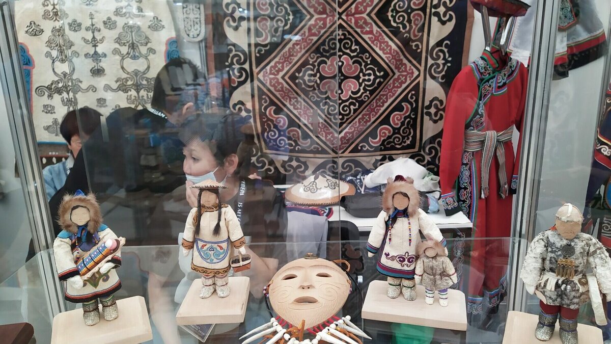     В районе живут ульчи, нивхи, негидальцы, нанайцы, эвенки. Когда спрашивают, много ли людей из числа коренных народов уезжают в теплые края, они говорят, что почти никто, ведь для них эта суровая северная земля — Родина.