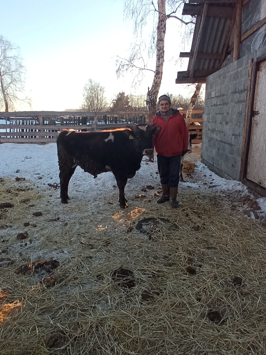 Семён в помещении закрыт. Он самый беспокойный.