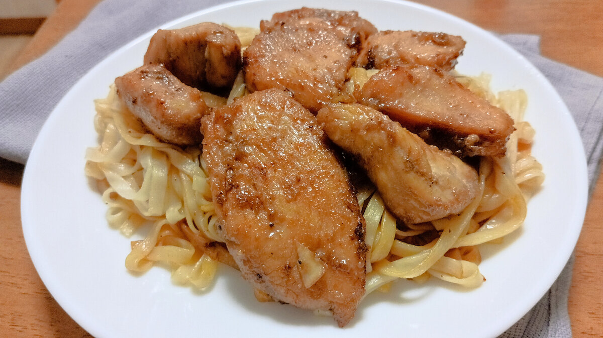 Иногда я готовлю филе курицы. На гарнир - лапша удон. 