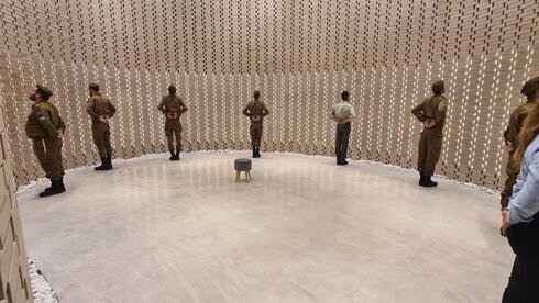 Зачитывание имён всех павших солдат в День Памяти