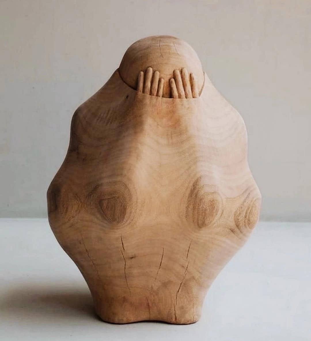 Закрылся ото всех; Как бы чего не случилось; Человек в футляре; Человек-кокон; Человек-футляр; Человек-яйцо;

https://www.facebook.com/elena.gundar.3/posts/pfbid0BSYtKhKDX1QzEgRnescEZhRie6P8RBVBhHVqe3HawUjxLiyEjfvoMXSvnu5vhCWTl