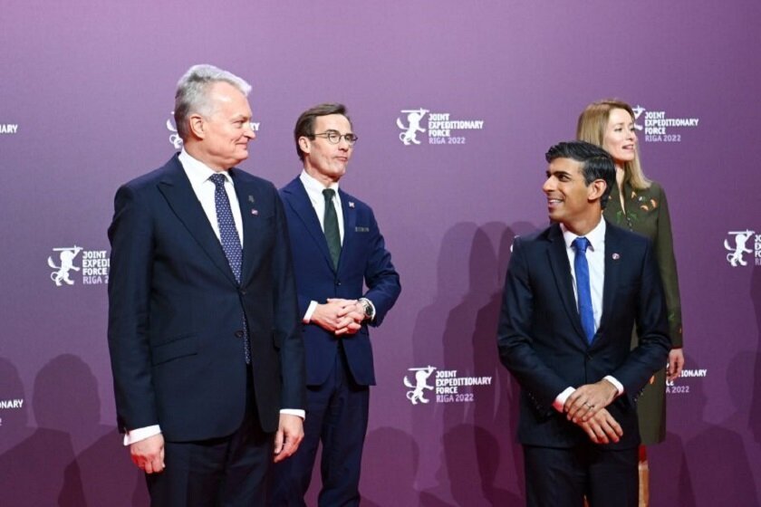 Британский хозяин приехал на смотр своих холопов