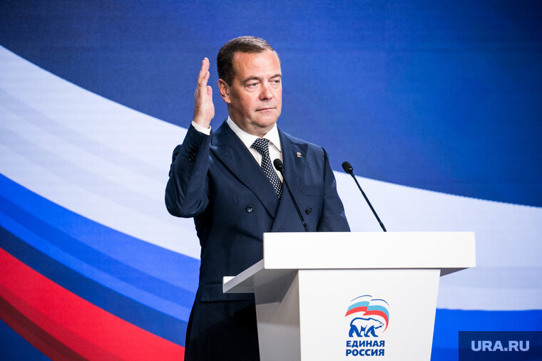    Дмитрий Медведев посоветовал Джонсону писать автомобильную колонку для GQ