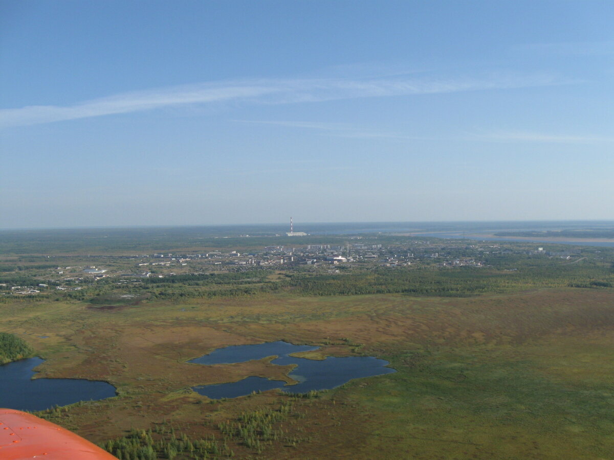 Мой родной город Печора. "Под крылом вертолёта о чём-то поёт зелёное море тайги." Здесь, правда, тайга уже переходит в лесотундру.