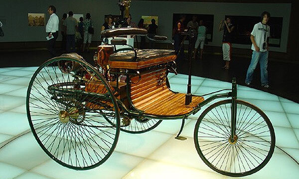  Всем привет сегодня я расскажу вам про историю появления автомобиля в России. Прообраз первого автомобиля появился еще при Ломоносове Михаиле Васильевиче В 1752 году  1 ноября.