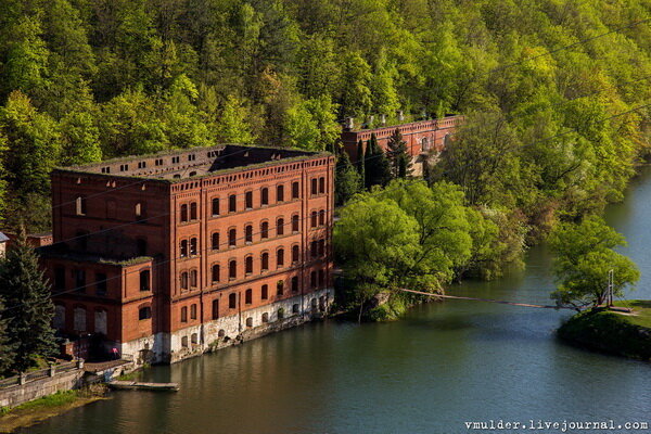 Всем привет. Вот разбираю свой завал фотографий, всё никак не опубликую. Ездил туда этой весной. На Ворголе есть очень интересное место - старая водяная мельница и усадьба Талдыкина. 

Фото 1. 
