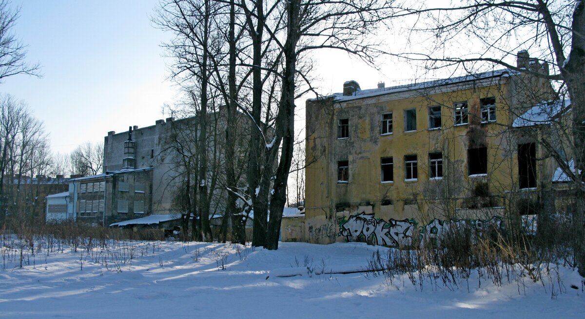 Дом слева расселен в 2015 году, справа - в 2011. 
