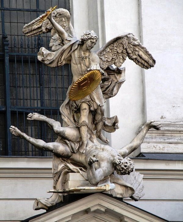 Скульптура «Битва Архангела Михаила» (город Вена, Австрия; скульптор Л. Маттиелли,1725 год)