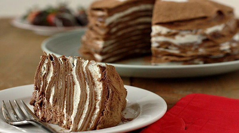 Блинный торт с творожно-сливочным кремом, маком и белым шоколадом