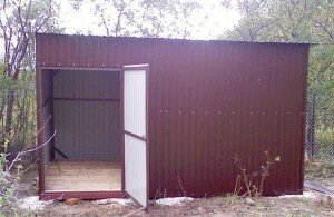 Важное условие подготовительной работы то, что металлический сарай для любой дачи нужно ставить на ровную поверхность. Хорошо, если эта площадка залита бетоном или выложена плиткой. Это может быть и асфальт. Если же нет такой возможности, то приобретаете модель конструкции для постановки на грунт.