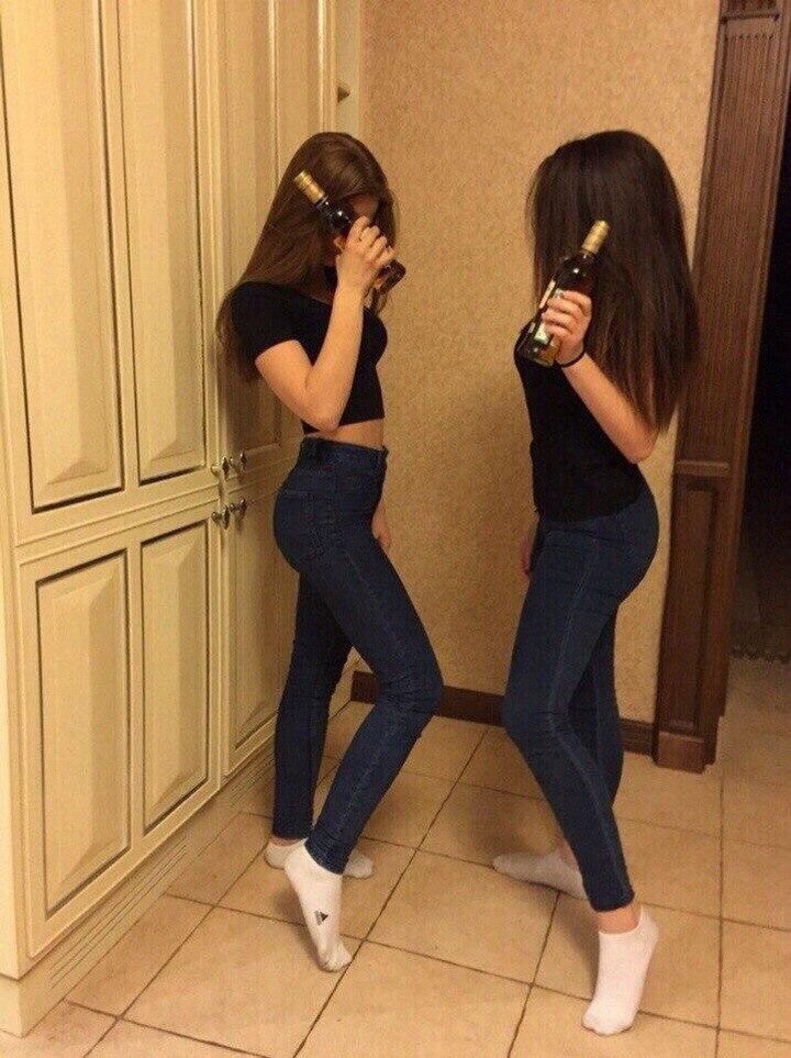 Фото сестер со спины