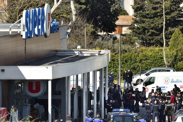 место нападения, окруженное людьми после убийства террориста