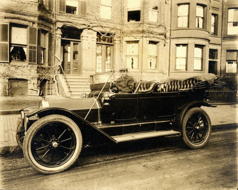 48 Rare Photos of People With Their Classic Cars From Between the 1900s and 1910