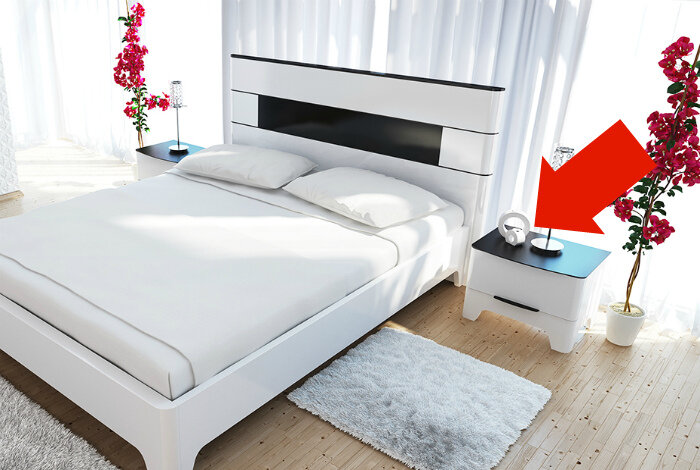 
Комплект мебели для спальни.
Покупать спальный гарнитур, в который входит кровать и тумбочки стоит лишь в том случае, если у вас совершенно нет времени на более скрупулезный выбор мебели. Такие наборы гармонично смотрятся в отельных номерах, а в жилой спальне выглядят достаточно скучно и безлико. Намного лучше купить разную мебель в одном стиле, а иногда лучше и вовсе отказаться от покупки некоторых элементов. Например, совсем не обязательно покупать две тумбы, платяной шкаф или комод.
