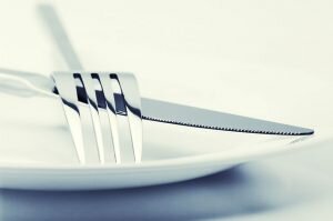 Со временем вилка все-таки прижилась в России. Но на поминках все же не пользовались из-за «сатанинского» внешнего вида. Эта традиция дожила до сегодняшних дней. В общинах староверов и вовсе по сей день едят только ложками.