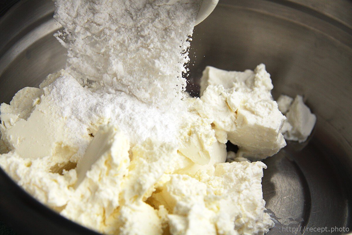 1.Конечно же, в рецепте блинчиков с сыром маскарпоне главенствующая роль отведена начинке. Поэтому вы можете приготовить любые тонкие блинчики или воспользоваться одним из рецептов, которые мы с вами уже готовили. Не будем тратить время и приступим к приготовлению начинки. Сложите в подходящую плошку рикотту и маскарпоне, всыпьте сахарную пудру и соль