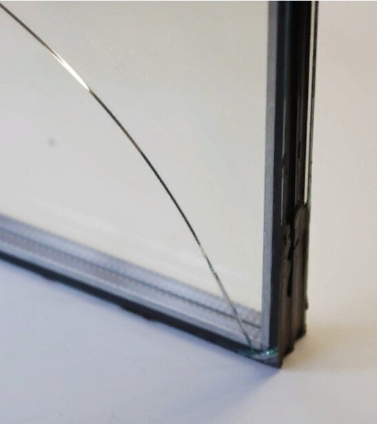 Разбитое стекло в стеклопакете