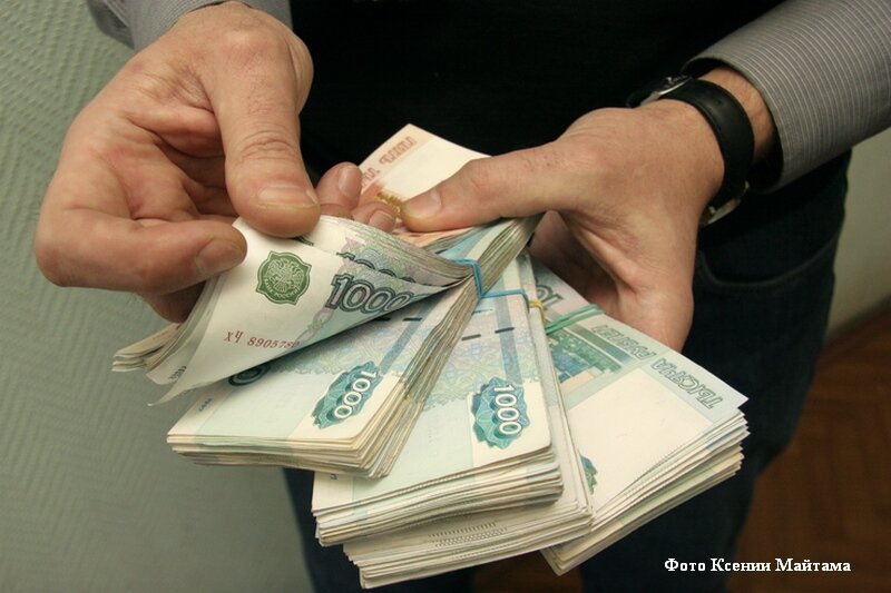 Взять кредит 60 тысяч. Деньги в руках рубли. 60 тысяч рублей. Много рублей в руках. Деньги в руках.