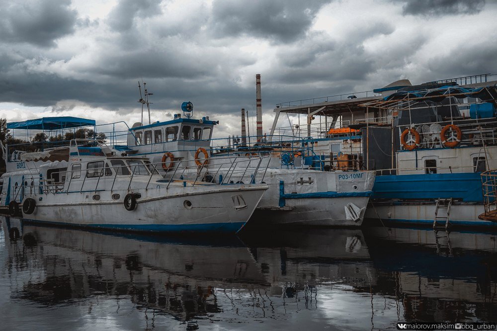 Стоянка судна. Кожуховский Затон кладбище кораблей. Затон для судов это. Стоянка судов в Затоне. Аллегро Затон.