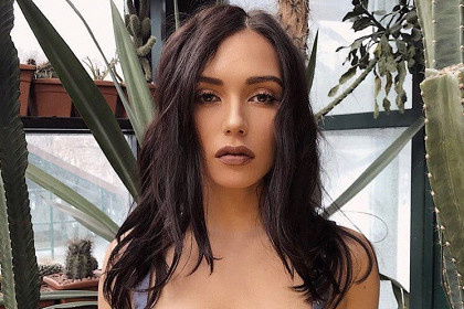 33 — летняя солистка группы «Серебро» продолжает возбуждать свою аудиторию. Ольга из раза в раз выкладывает весьма откровенные фото, которые потом становятся достоянием жарких обсуждений в сети. К слову, Серябкина уже давно знает, чем развлечь своих поклонников. Даже нельзя сказать, что они привыкли к такой красоте. Ведь звезда всегда в разных образах и… позах. В этот раз тоже не обошлось без обнаженки. В своем Instagram девушка поделилась весьма сексуальным кадром. Впринципе: почему бы и нет, когда есть, что показать?! 
«Иногда график гастролей такой, что ты спишь, когда придется, и это очень выматывает, нет сил. А эмоции необходимы для того, чтобы дарить радость. Но когда получается перед концертом отдохнуть, побыть на единые с собой или как сейчас в полном релаксе с девочками, зарядиться энергией от окружающей природы, то я снова готова к выступлениям, перелетам, переездам», — поведала Серябкина о своей звездной жизни фанатам.
скриншот
Никто не смог пройти мимо пятой точки певицы, которая так и напрашивалась на комплименты: «Эта кардашьян лучше, чем кардашьян у Кардашьян!», «Огонь!», «Я теперь не смогу спокойно уснуть! "