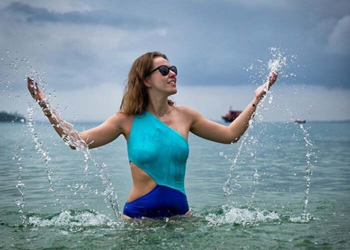 Ксения Собчак это лето провела в круизе по Средиземному морю вместе с семьей, то и дело в Сети появляются новые снимки в купальниках.