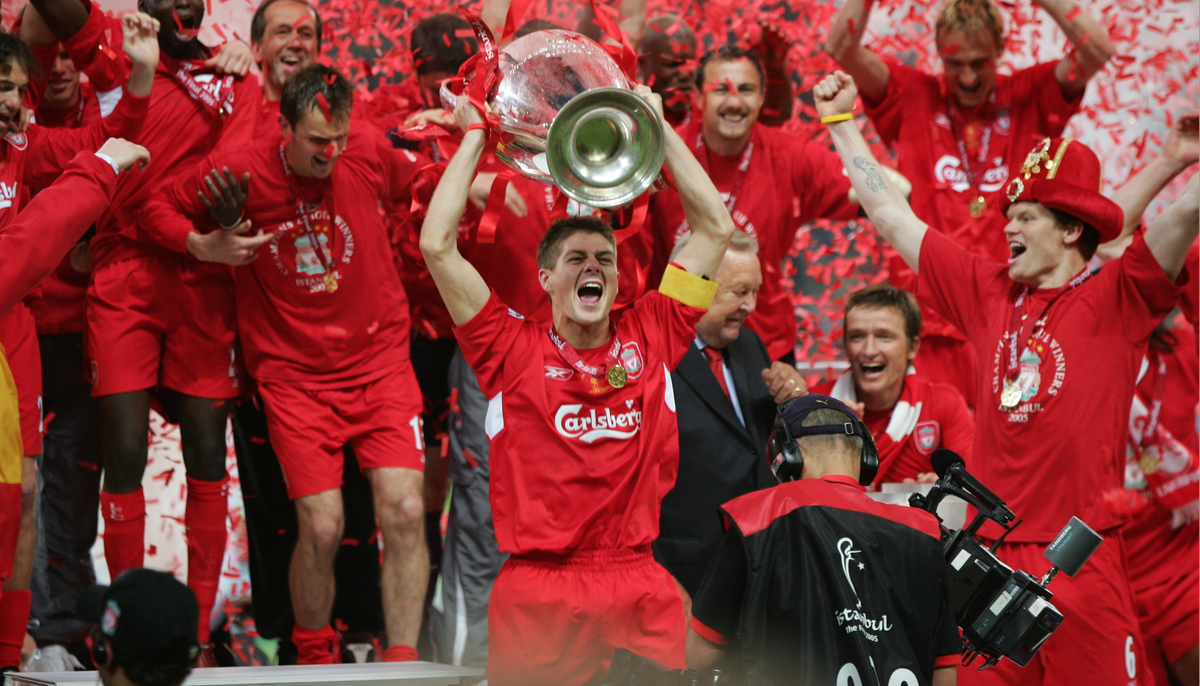 Английский Ливерпуль - победитель Лиги чемпионов Уефа, сезона 2004/2005. Кубок в руках капитана мерсисайдцев, "Стиви Джи"
