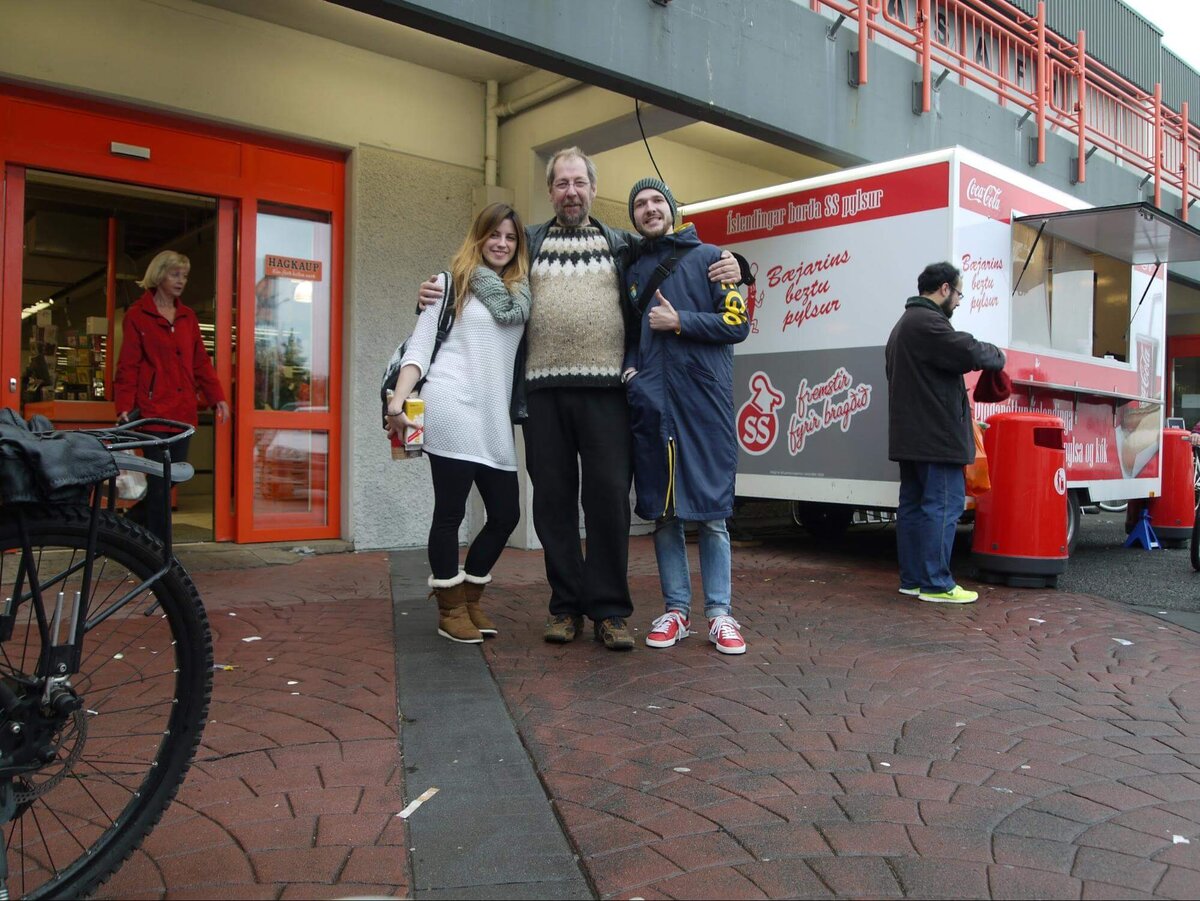 Один из обязательных пунктов того путешествия — Рейкьявик. Как оказалось, в столице Исландии ещё уютнее, чем написано в книгах и показано в кино. Сфотографировался на память с исландскими друзьями