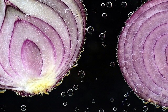 Ялтинский лук идеально подходит для любых салатов, вкусный, сочный. И не заставит Вас проливать над ним слезы.