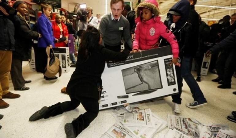 Так называемая «Черная пятница» - это самый большой торговый день в году в США, а также – настоящий праздник для заядлых шопоголиков. В этот день цены на товары могут упасть до рекордных 90%, но только для первых покупателей. В честь этого дня мы бы хотели рассказать вам о самых смешных и страшных случаях, которые произошли в «Черную пятницу». Также вы узнаете, откуда пошел этот день и о некоторых традициях шопоголиков разных стран.