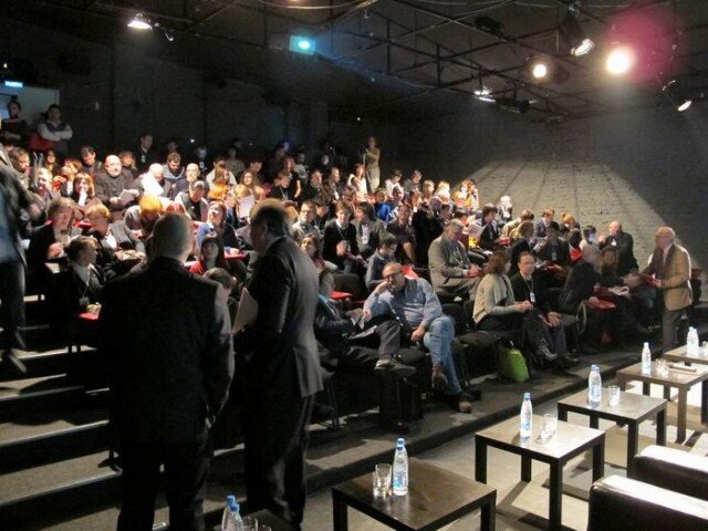  Торжественное открытие Форума состоялось в неформальной обстановке Малого зала театра "Сцена-Молот". Зал с трудом вместил всех желающих.