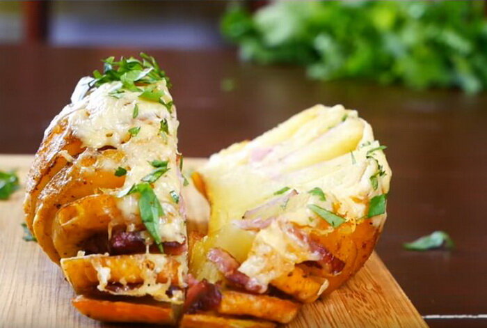 
Аппетитный картофель с беконом, приготовленный в микроволновке.
Пицца и картофель с беконом - что может быть проще и вместе с тем вкуснее? Все хорошо в этих блюдах, кроме того, что готовятся они в духовке достаточно долго. Но есть альтернатива: всего за четверть часа эту вкуснятину можно сделать в микроволновке. Рецепты - проще простого, а результат превзойдет все ожидания.
