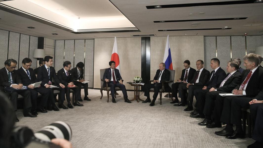 Президент РФ Владимир Путин и премьер-министр Японии Синдзо Абэ во время встречи в Сингапуре. Фото: ИЗВЕСТИЯ/Алексей Майшев