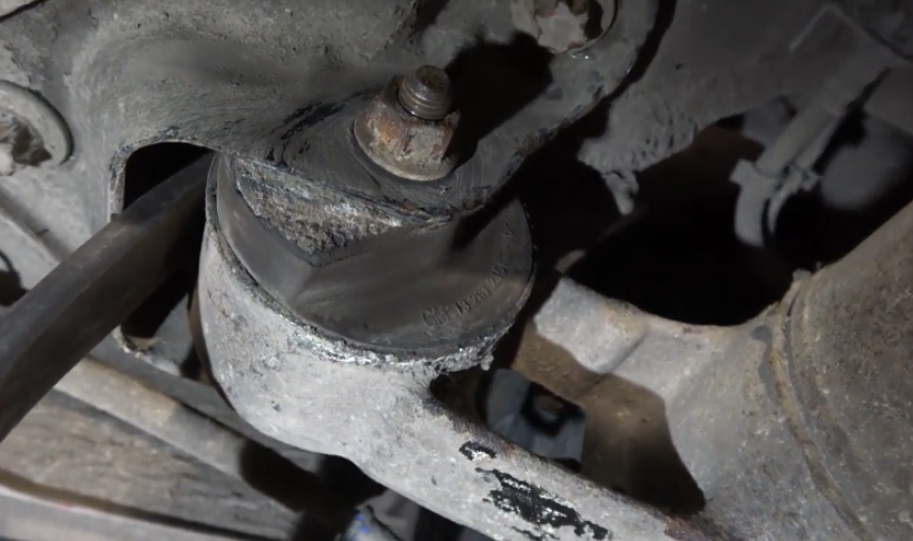 Перед вами сайлентблок задней балки автомобиля опель астра Н. Внешний вид у него уставший, а также видны небольшие трещины и отслоения резины, по которым видимо и приговорили этот сайлентблок к экстренной замене. Так в чём же их ошибка? На самом деле такой сайлентблок продолжает выполнять свою функцию, так как внутренняя втулка на своем месте и не отслоилась, что видно на видео. Давайте теперь распилим и посмотрим как это выглядит изнутри.  