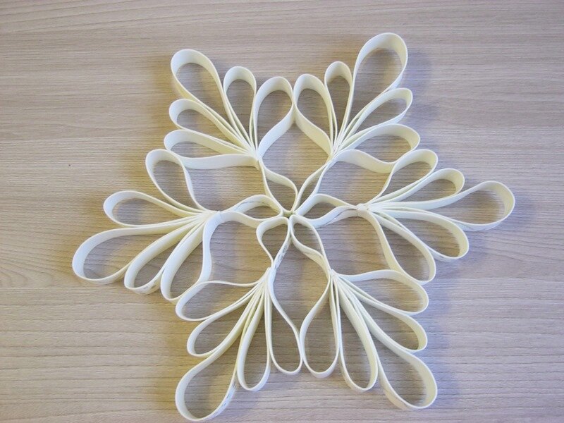 Вот такую снежинку предлагаю сделать из фоамирана.