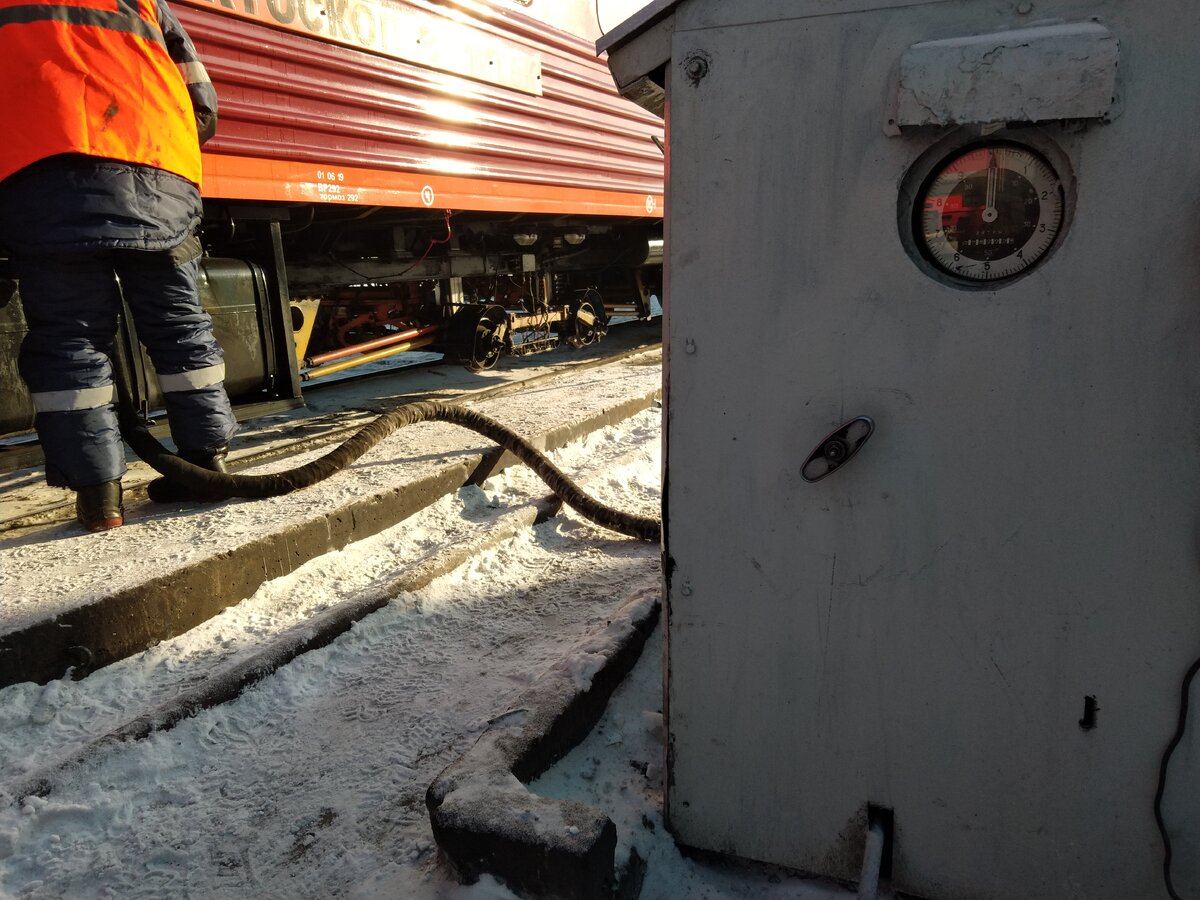 колонка на локомотивной заправке