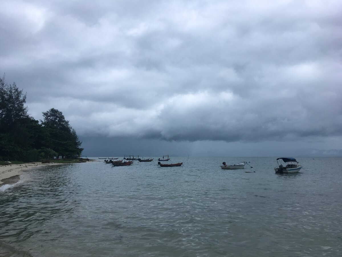 Ливень может хлынуть в любой момент. Downpour can start any moment. 