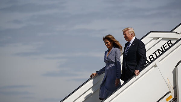  Президент США Дональд Трамп и его супруга Меланья после возвращения из Ирака в ВашингтонМОСКВА, 29 дек – РИА Новости. Первая леди США Меланья Трамп удивила пользователей Сети своим образом после возвращения из поездки в Ирак и Германию, некоторые сравнили ее с эльфом.На видеозаписи с авиабазы Эндрюс, на которой приземлился самолет Дональда Трампа, видно, что его супруга была одета в зеленое пальто и светло-коричневые штаны, из-за чего многим казалось, что на ней есть только верхняя одежда.26 декабря, 22:34Дональд и Меланья Трамп посетили Ирак на Рождество"Выглядит так, как будто она без штанов…", - пишет Susie Heather Tyson."Мне пришлось три раза посмотреть видео, чтобы понять, что происходит", - добавляет Where’s clwaldo?
 