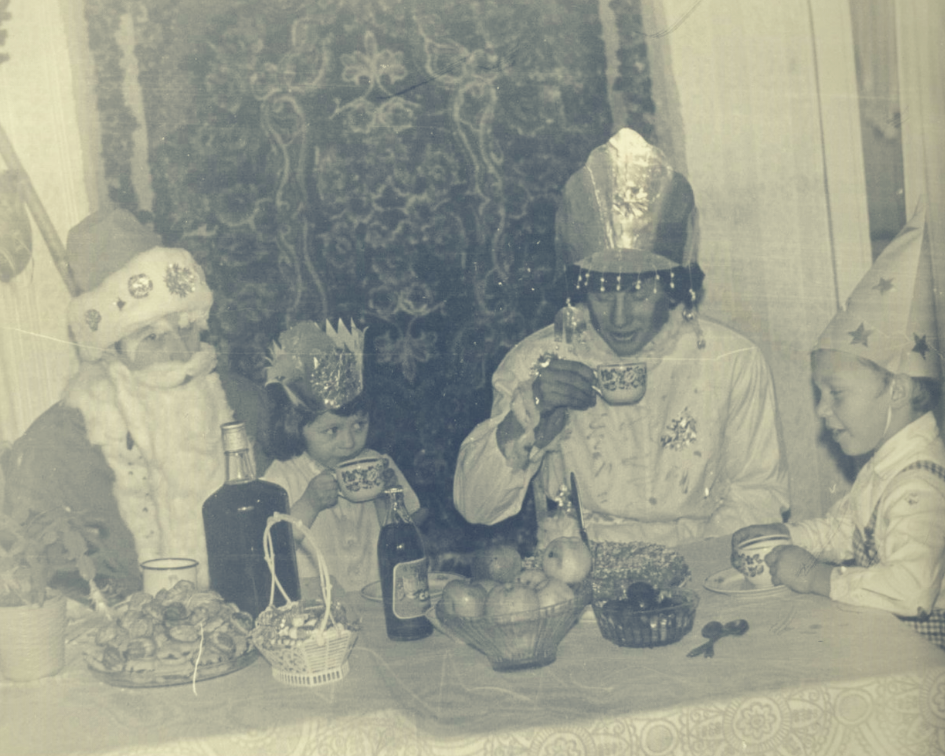 1980-1981гг, Борщёв-Дед Мороз, Вдовиченко-Снегурочка, 4-я застава,остров Зелёный. Парни пришли поздравить нас, всё как положено стихи, подарки, угощения. Новый Год на острове в Тихом океане не остался без торжества.