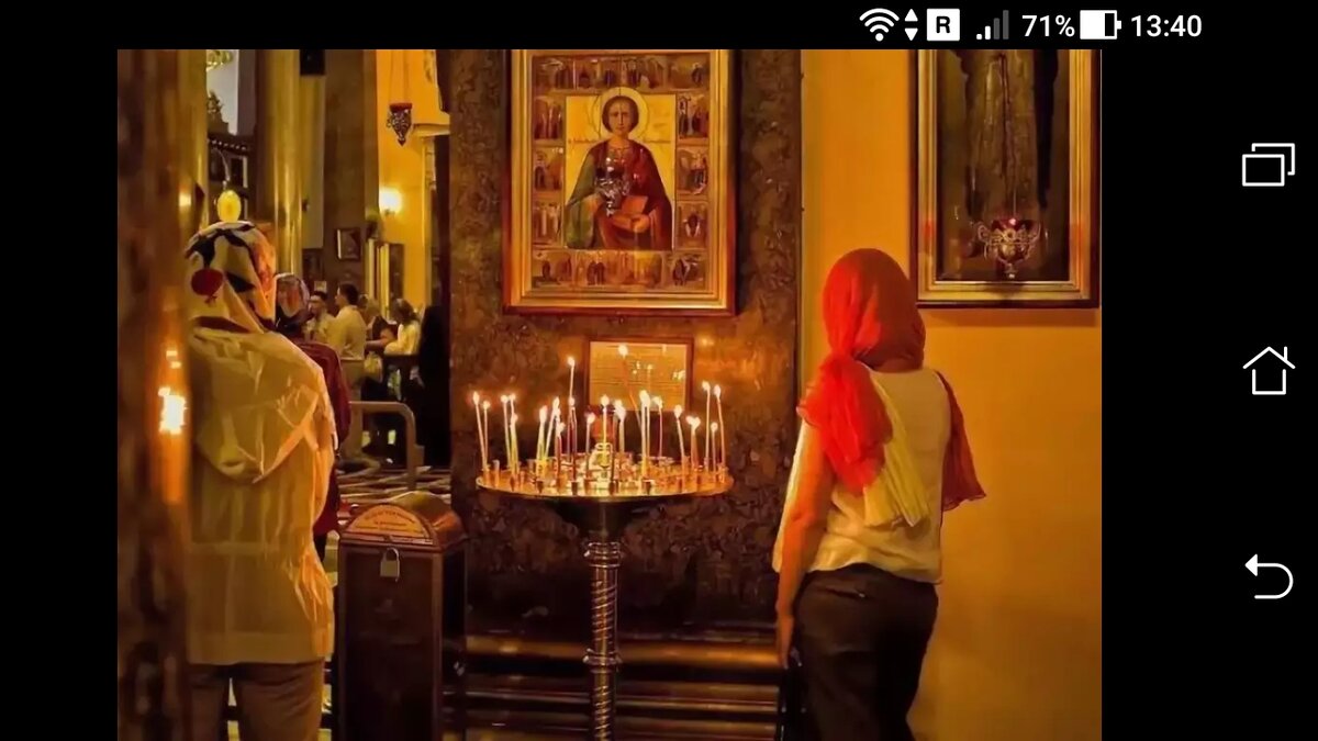 фото Прошу Святого, в молитве у Иконы святого.