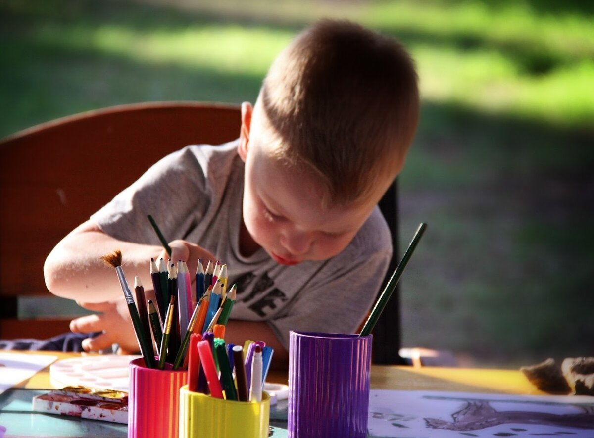 Ребенок рисует черным цветом: когда это норма, а когда бить тревогу?