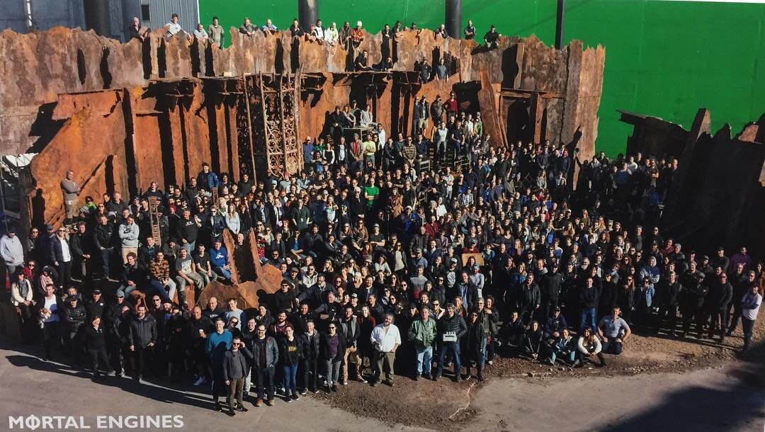 Вот команда, которая снимала "Хищные машины". Фото: mortalenginesmovie.com