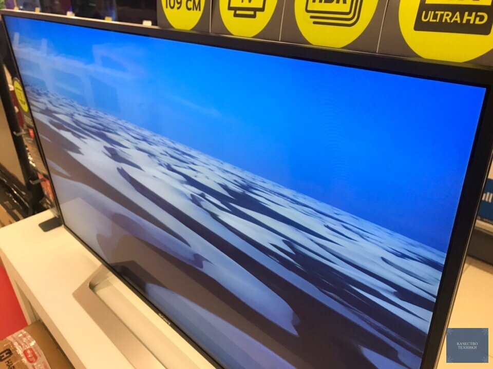 Телевизор Sony на витрине в магазине