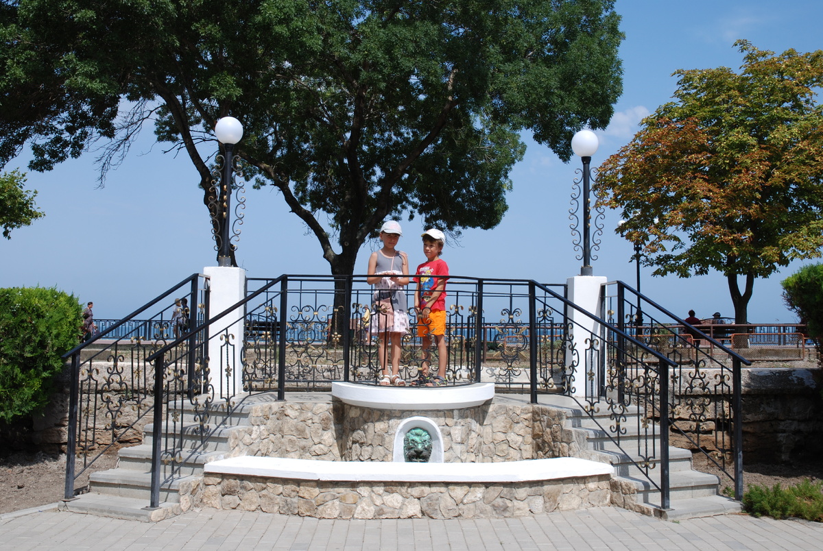 На проспекте Айвазовского. За нами  - море, перед нами - музей.