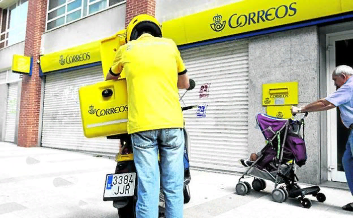 Почтальоны Correos ездят на таких мотороллерах.
