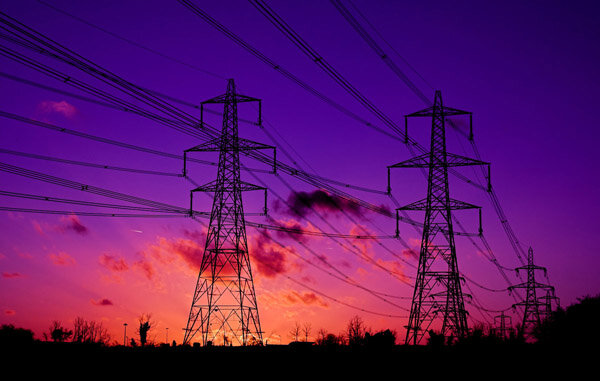 Гудение проводов нередко слышно возле высоковольтных ЛЭП. Источник: vokrugsveta.ru