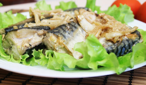 • Завтрак: творог обезжиренный, натуральный апельсиновый сок плюс хлебец с джемом.
• Обед: запеченная скумбрия с листьями салата и сыром Тофу.
• Ужин: тушеные овощи с зеленью.