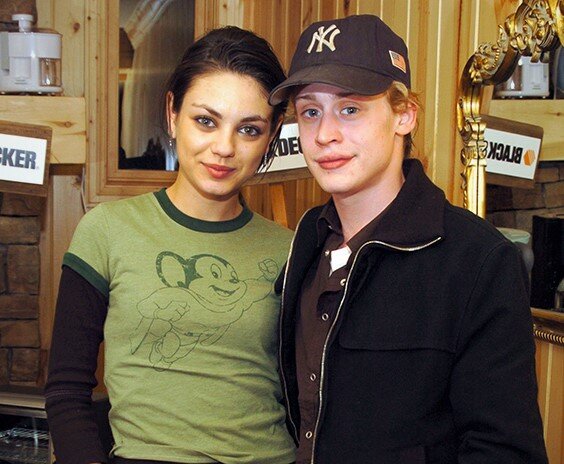 Мила Кунис – американская актриса кино и телевидения, родилась в городе Черновцы (Украина); в 7 лет с семьёй эмигрировала в США. За свою более чем двадцатилетнюю карьеру снялась приблизительно в тридцати разножанровых фильмах, среди которых «Макс Пэйн», «Книга Илая», «Секс По Дружбе», «Третий Лишний», «Оз: Великий и Ужасный» и дилогия «Очень Плохие Мамочки». Одна из её наиболее значимых – роль балерины Лили в фильме «Чёрный Лебедь», за которую она была награждена премией «Сатурн» и номинировалась на «Золотой глобус» и Премию Гильдии киноактёров США за лучшую женскую роль второго плана. Помимо кино, активно занимается модельным бизнесом.
Маколей Калкин – американский актёр и музыкант. Один из самых успешных детей-актёров в истории Голливуда, прославившийся главными ролями в фильмах «Дядюшка Бак», «Один Дома», «Моя Дочь», «Один Дома 2: Затерянный В Нью-Йорке», «Хороший Сын», «Богатенький Ричи» и «Повелитель Страниц».